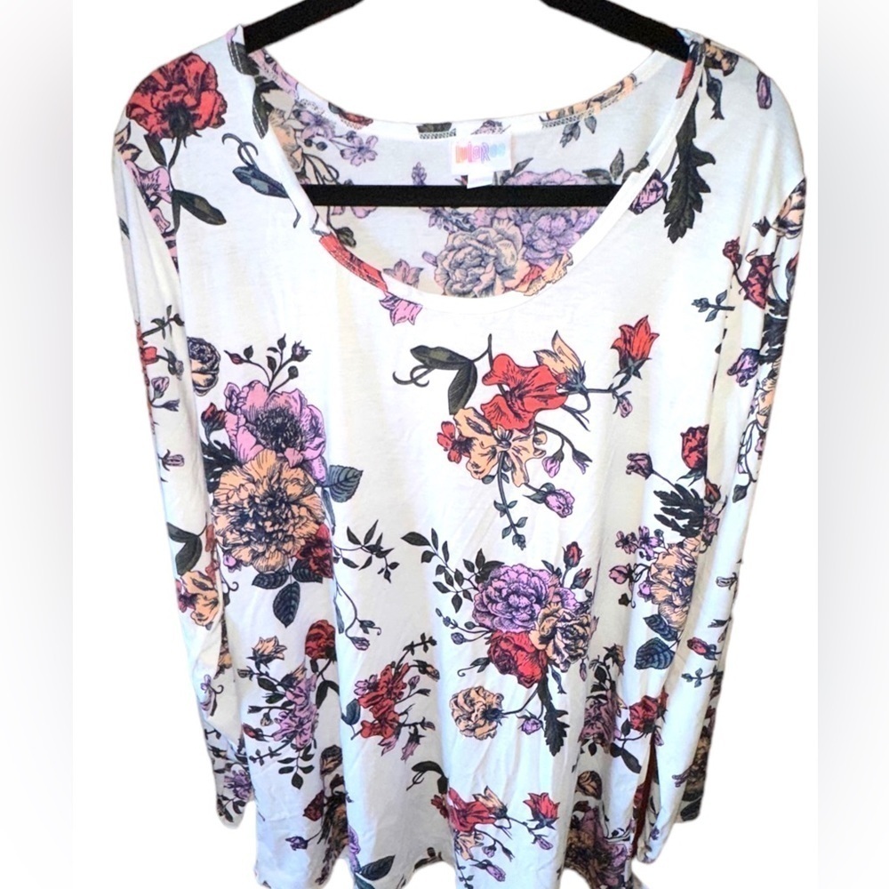 Lularoe 3X white floral along sleeve Lynnae top.‎ NWT .